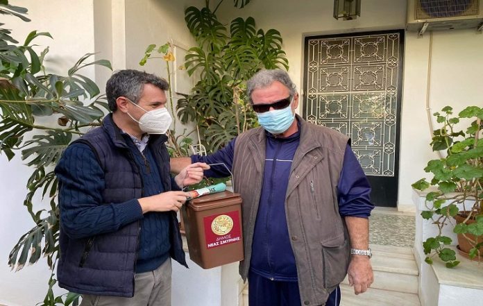 Ο Αντιδήμαρχος Νέας Σμύρνης Γιώργος Κρικρής παραδίδει σε δημότη τον ειδικό καφέ κάδο