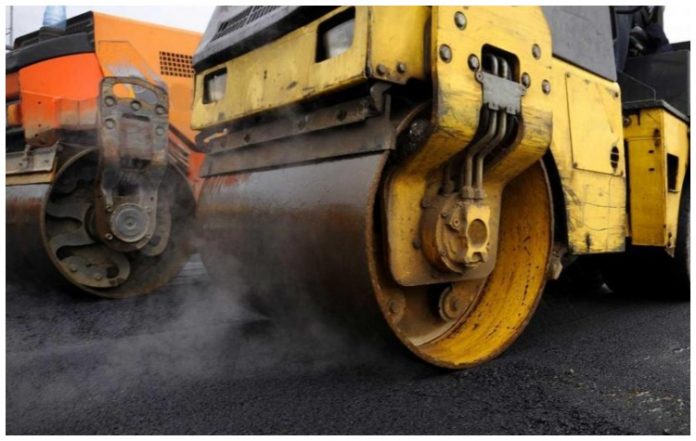 Παρουσία δημάρχου συνεχίζεται η ασφαλτόστρωση στο Ελληνικό