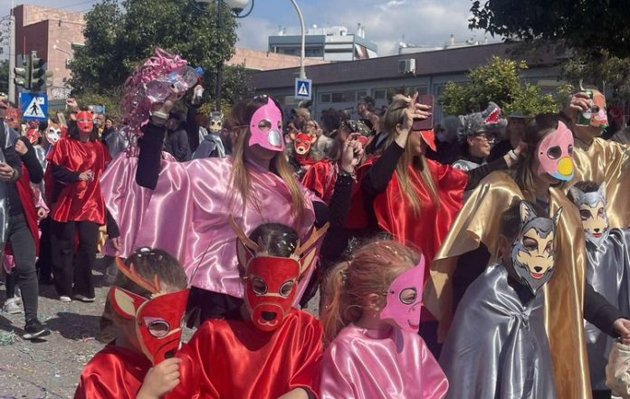 Αποκριάτικο παιδικό πάρτι και τρενάκι στην πλατεία Νέας Σμύρνης