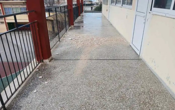 Αποκολλήθηκε σοβάς στο 2ο Δημοτικό Ηλιούπολης