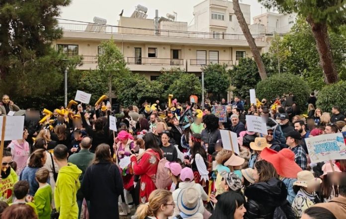 Πλήθος καρναβαλιστών συμμετείχε στην μεγάλη αποκριάτικη παρέλαση του Δήμου Δάφνης-Υμηττού