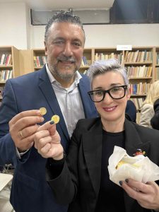 Ο δήμαρχος Γιάννης Φωστηρόπουλος κέρδισε το τυχερό φλουρί στα «Αχαρτογράφητα νερά» της Άννας Γαλανού