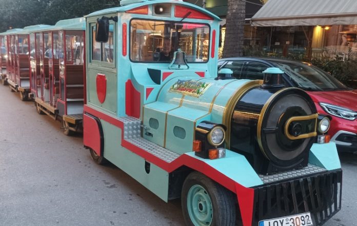 Συνεχίζονται τα δρομολόγια με το αποκριάτικο τρενάκι του Δήμου