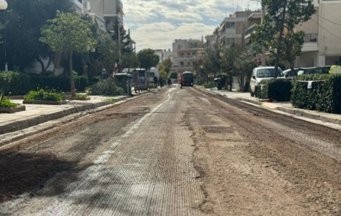 Νέο έργο ασφαλτοστρώσεων στο Ελληνικό - Παρουσία δημάρχου οι εργασίες