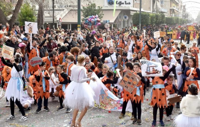 Κέφι, χορός και πλήθος καρναβαλιστών στην παρέλαση του Δήμου