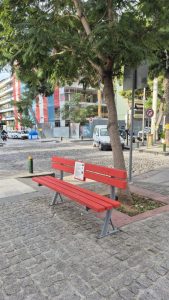 Τα κόκκινα παγκάκια του Δήμου Αλίμου σημείο αναφοράς κατά την έμφυλη βία