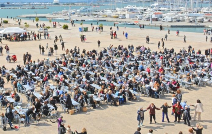 Καθαρά Δευτέρα και Κούλουμα στην παραλία Καλλιθέας