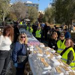 Εργαζόμενοι στον Δήμο Παλαιού Φαλήρου μοίρασαν Σαρακοστιανά εδέσματα στους επισκέπτες του πάρκου στον Φλοίσβο