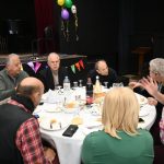 Ο δήμαρχος Καισαριανής και δημοτικοί σύμβουλοι στη γιορτή της Τσικνοπέμπτης στο Δημαρχείο