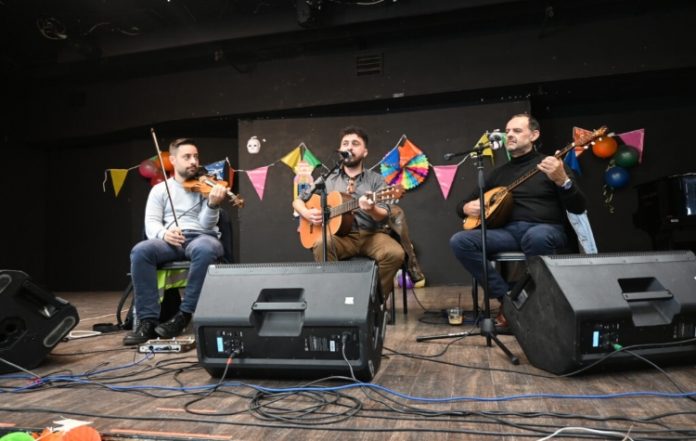 Με ζωντανή μουσική και μεζέδες η Τσικνοπέμπτη στο Δημαρχείο