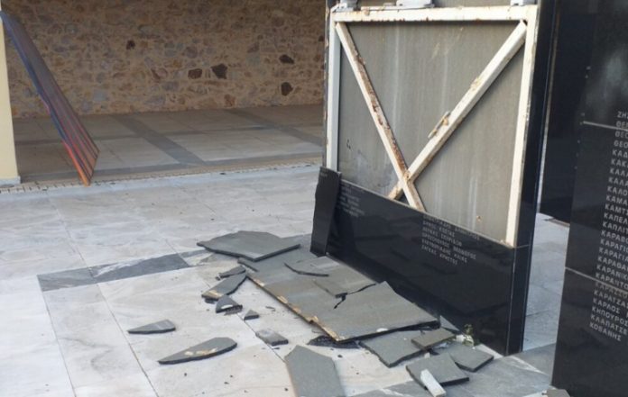 Φωτογραφία από τους βανδαλισμούς στο μνημείο