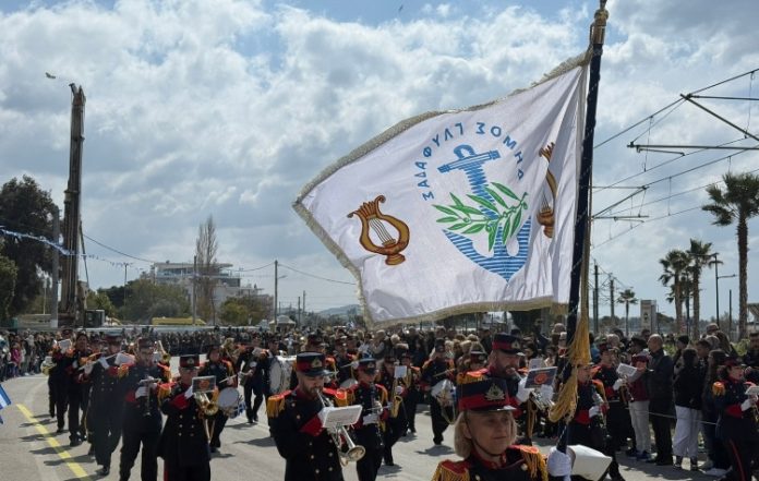 Η νέα γενιά τίμησε την 25η Μαρτίου – Εντυπωσιακή η παρέλαση στη Γλυφάδα