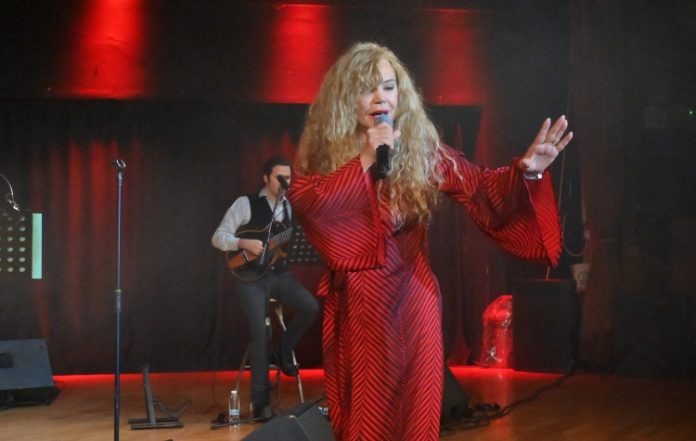 Κατάμεστο το Πολιτιστικό Κέντρο «Μίκης Θεοδωράκης» στη συναυλία της Ελένης Δήμου