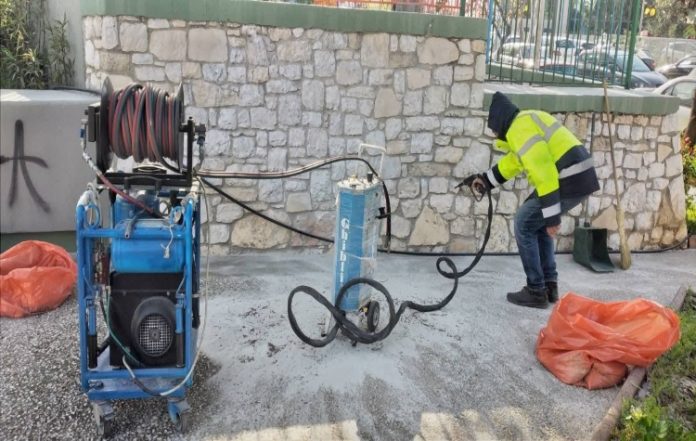 Ανδρ. Κονδύλης: «Με ειδικό μηχάνημα καθαρίσαμε τα γκραφίτι από τους τοίχους»