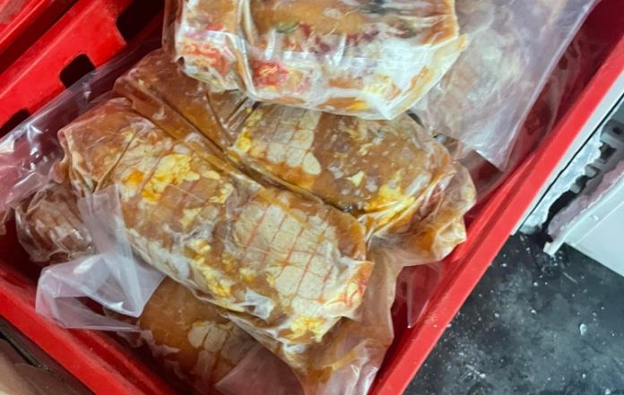 Πειραιάς: Κατάσχεση 3,5 τόνων ακατάλληλων κρεάτων από την Περιφέρεια - Νίκος Χαρδαλιάς: «Μηδενική ανοχή σε κυκλώματα που παίζουν με τη δημόσια υγεία»