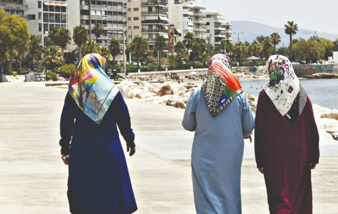 Θάνος Πλεύρης: «Όχι» στη μπούρκα, «ναι» στη μαντίλα