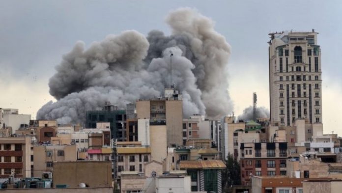 «Ταυτόχρονα πλήγματα» του Ισραήλ σε Τεχεράνη και Βηρυτό - Έκλεισε η πρεσβεία των ΗΠΑ στο Κουβέιτ