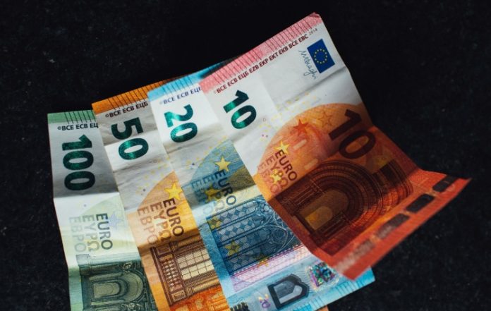 Κατώτατος μισθός: Στα 920 ευρώ από 1η Απριλίου