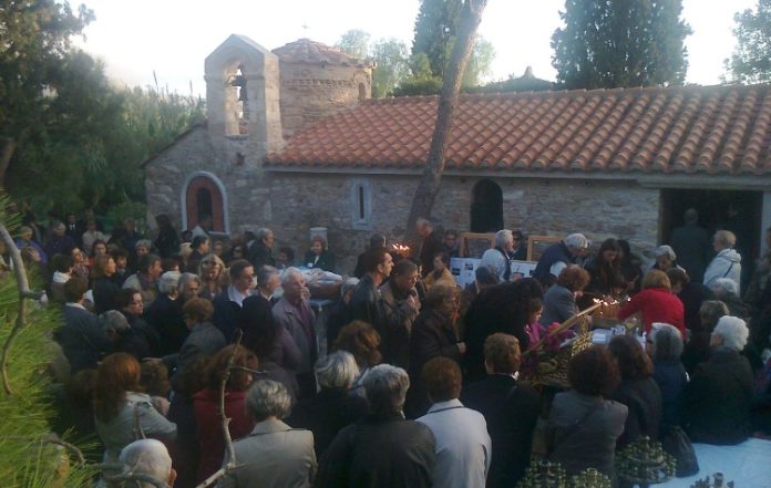 Μεγάλη Παρασκευή στο Βυζαντινό εκκλησάκι των Εισοδίων στον Άλιμο