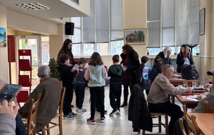 Βύρωνας: Μαθητές και ηλικιωμένοι σε μια ξεχωριστή πασχαλινή δράση