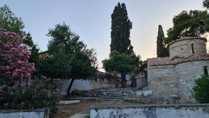 Θρησκευτική κατάνυξη στο Κτήμα Τραχώνων στον Άλιμο