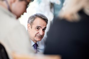 Με προσοχή άκουσε τον μαθητή του Ειδικού Σχολείου, ο Κυριάκος Μητσοτάκης