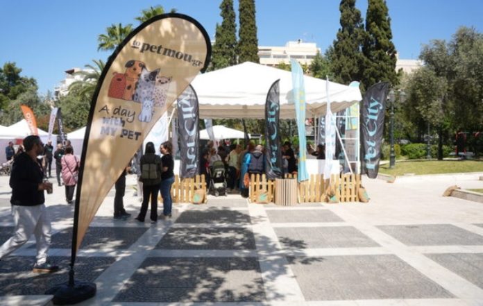 Η πλατεία Δαβάκη γέμισε μουσούδες και ουρές