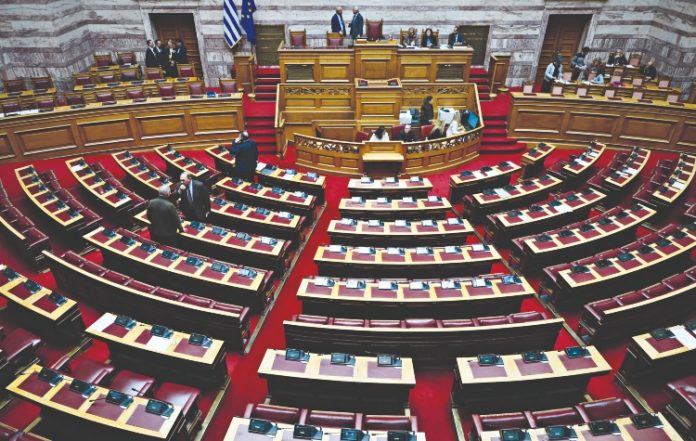 Κυβέρνηση: Ανάμεσα σε συμπληγάδες