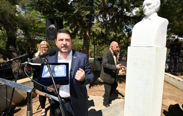 Στα αποκαλυπτήρια της προτομής του Καζαντζάκη ο Νίκος Χαρδαλιάς