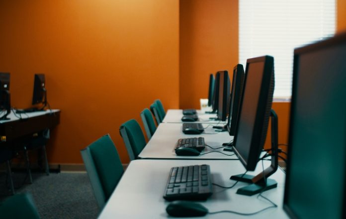 Δωρεά 10 υπολογιστών στα σχολεία του Δήμου Βύρωνα