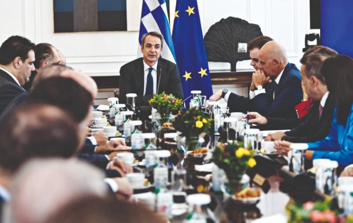 Κυβέρνηση - Αντιπολίτευση: Τσουγκρίζουν τα… αυγά