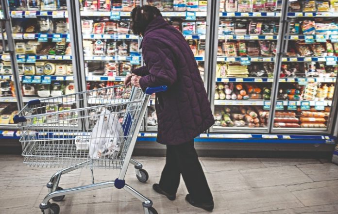 Ακρίβεια: «Μπαλάκι» οι ευθύνες