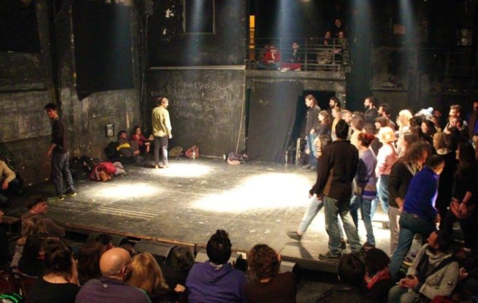 «Φταίει ο έρωτας»: Παράσταση της Ακτιβιστικής Ομάδας Θεάτρου του Καταπιεσμένου στον Βύρωνα