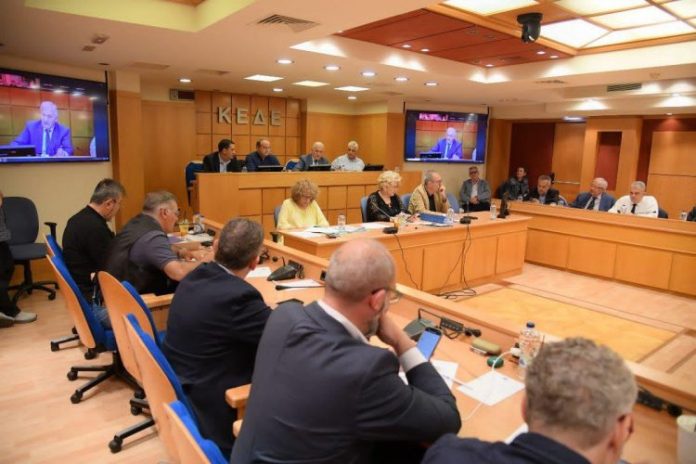 ΚΕΔΕ: Στο επίκεντρο του Δ.Σ. ο νέος Κώδικας Αυτοδιοίκησης, η οικονομική πίεση στους ΟΤΑ και θέματα σχολείων