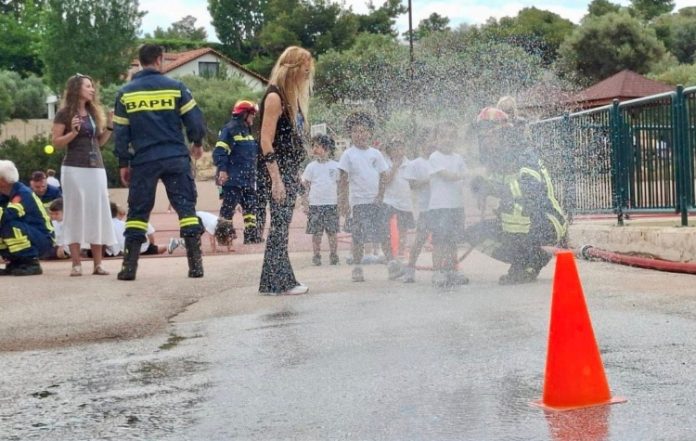 Μαθήματα πυροπροστασίας σε μαθητές νηπιαγωγείου από την Εθελοντική Ομάδα Βάρης