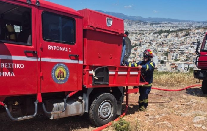 Φωτιά σε ξερά χόρτα στον Λόφο Γρανικού – Άμεση κινητοποίηση Πυροσβεστικής και εθελοντών