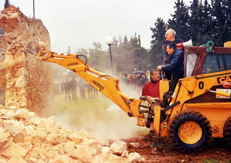 Πάνω στη μπουλντόζα, από τον αγώνα δημιουργίας του Μνημείου στο Θυσιαστήριο της Λευτεριάς.