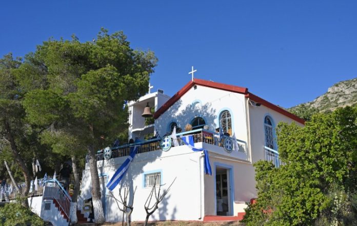 Πλήθος κόσμου στο εκκλησάκι της Αγίας Ειρήνης