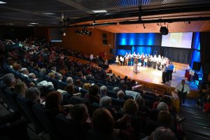 Μέλη της χορωδίας επί σκηνής στον Δήμο Ελληνικού - Αργυρούπολης
